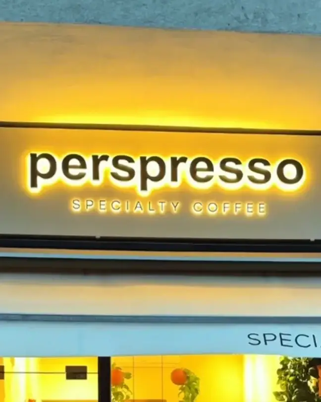 Leuchtschild Perspresso Specialty Coffee über der Markise