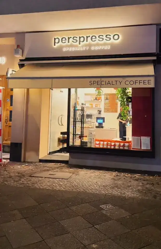 Perspresso am Abend mit beleuchtetem Schaufenster