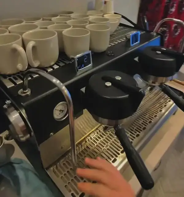 Siebträgermaschine mit Tassen